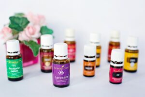 photographie de différents parfums d'huiles essentielles en aromathérapie